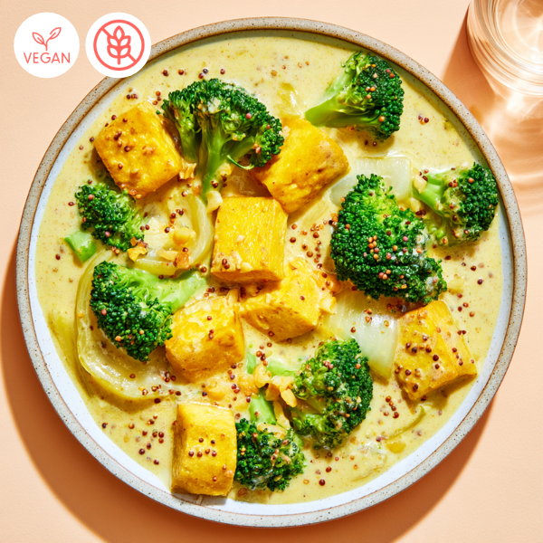 Tofu crémeux à la moutarde à l’ancienne accompagné de brocoli, dans une sauce onctueuse aux grains de moutarde.
